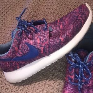 CLOSET CLEANOUT CLEARANCE!!! NIKE ROSHE